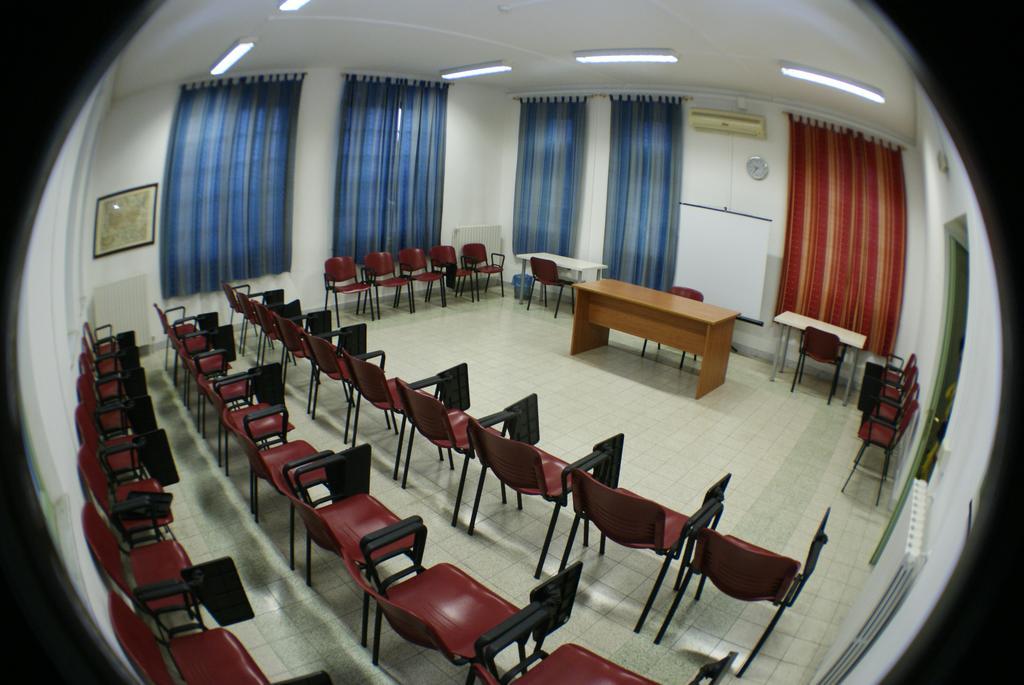 Litus Roma Hostel Lido di Ostia Exteriör bild A classroom at the university