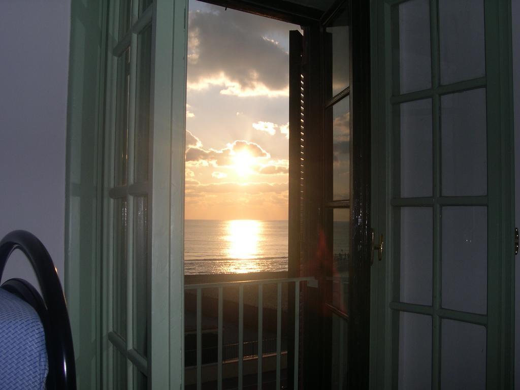Litus Roma Hostel Lido di Ostia Exteriör bild Sunset from the lighthouse