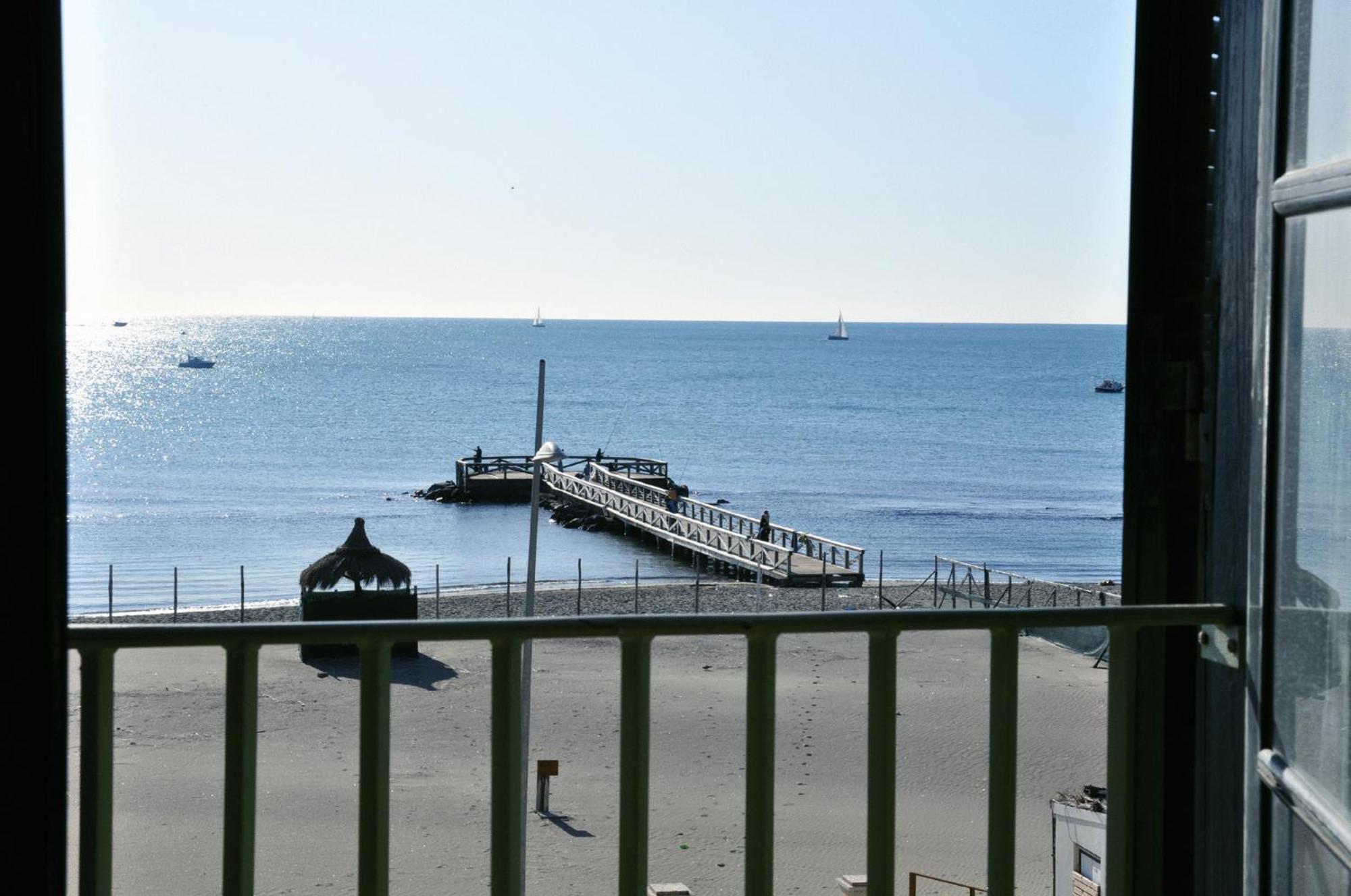 Litus Roma Hostel Lido di Ostia Exteriör bild The pier at the end of the promenade
