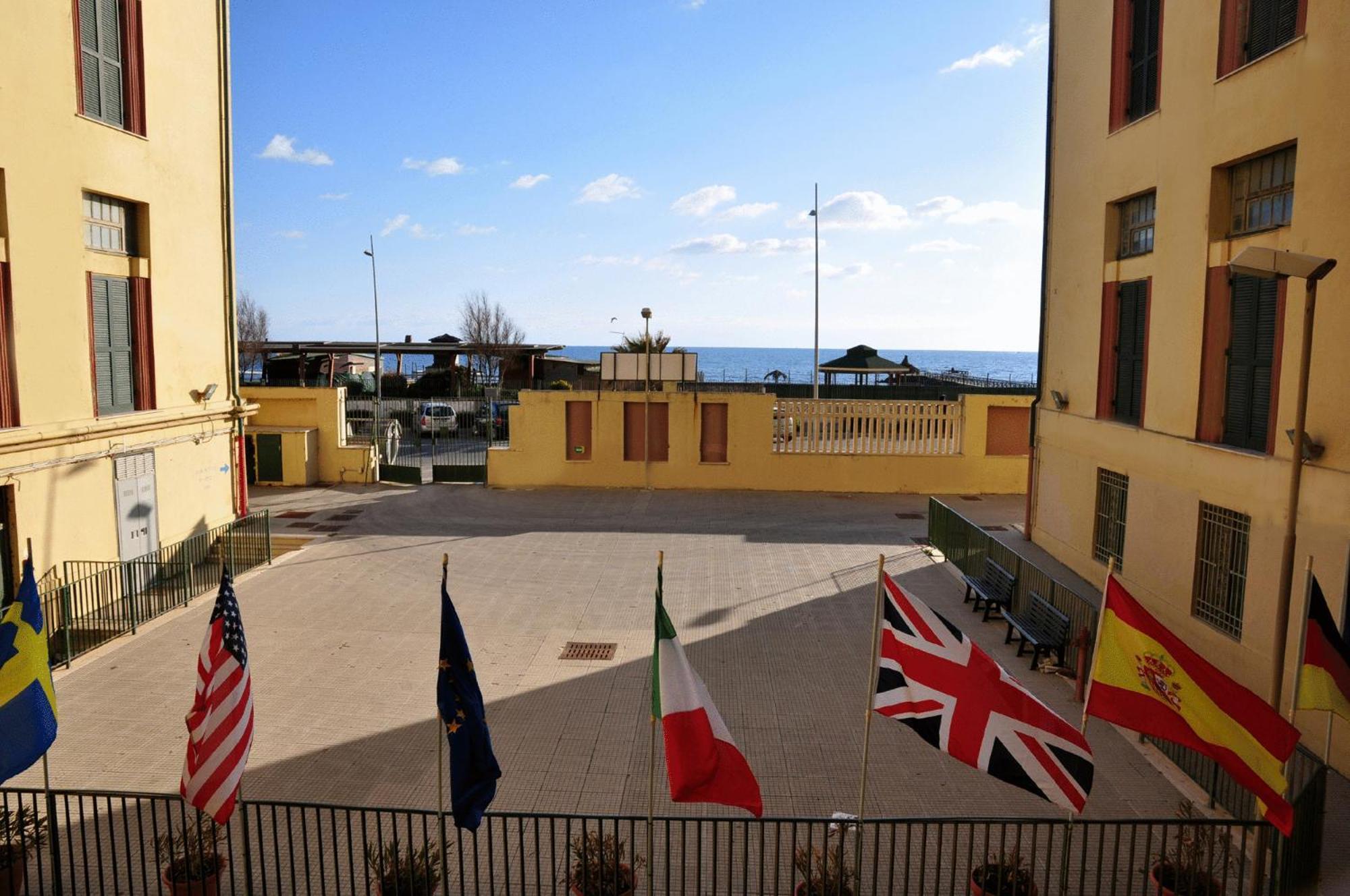Litus Roma Hostel Lido di Ostia Exteriör bild The courtyard of the International School of Rome