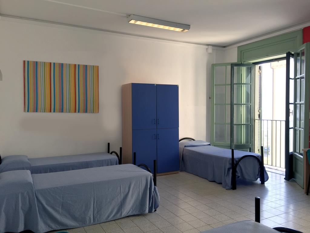 Litus Roma Hostel Lido di Ostia Exteriör bild A typical bedroom in a residence hall