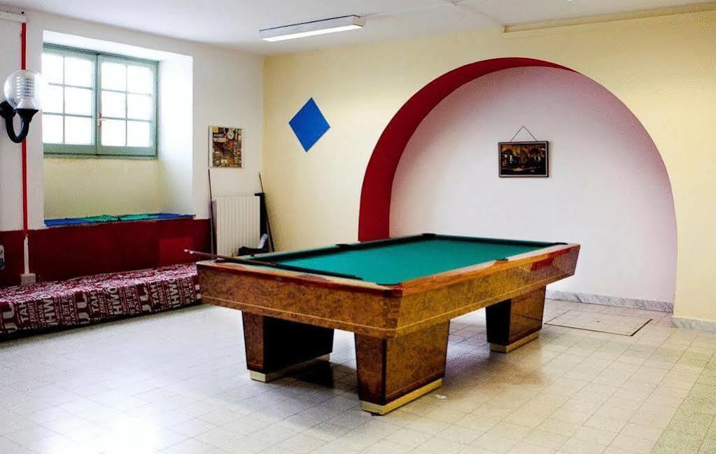 Litus Roma Hostel Lido di Ostia Exteriör bild A pool table