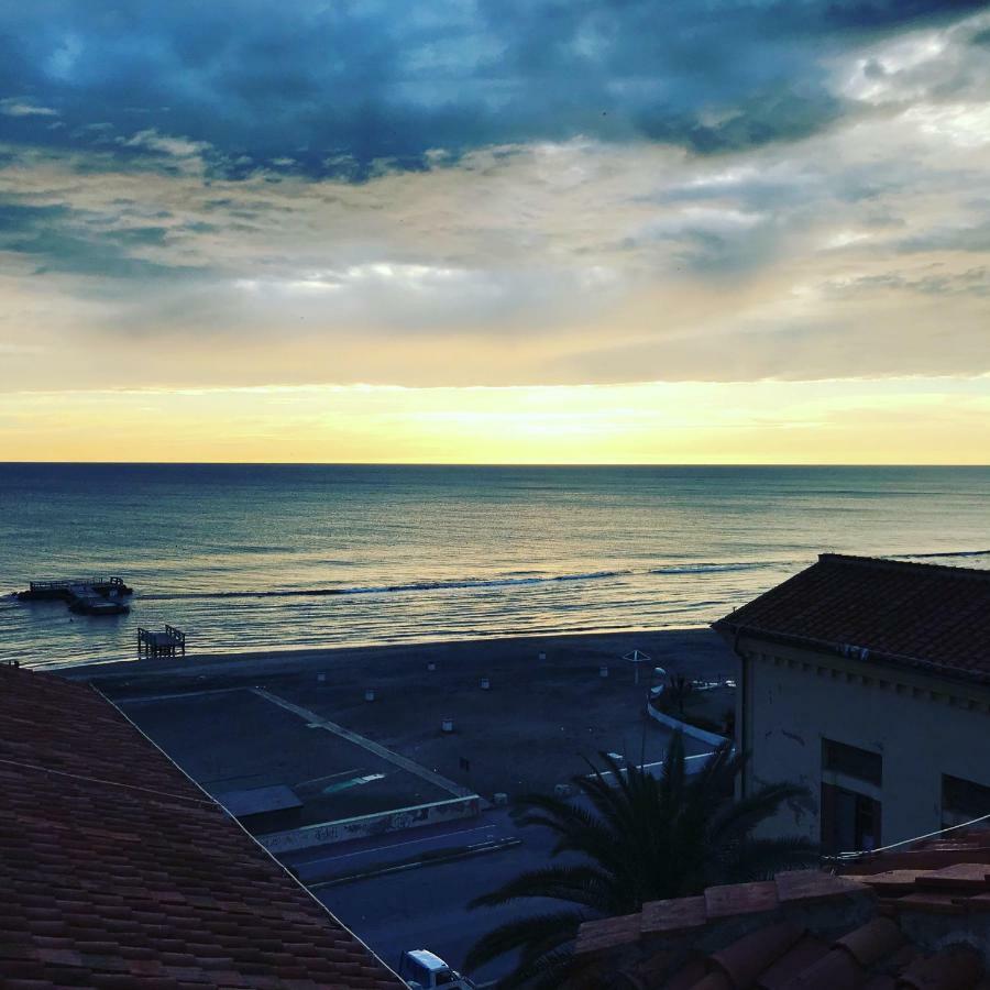 Litus Roma Hostel Lido di Ostia Exteriör bild Sunset at the beach of San Benedetto del Tronto