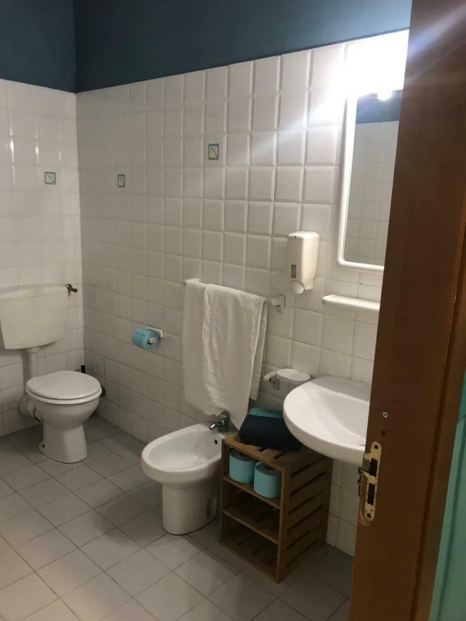 Litus Roma Hostel Lido di Ostia Exteriör bild Bathroom in Italy